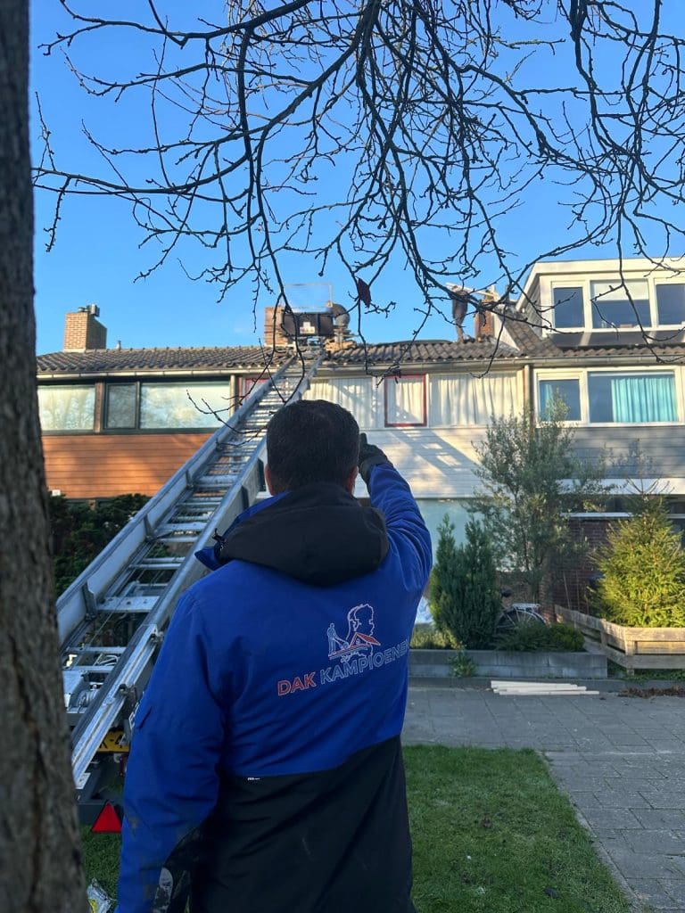 Dakinspectie door dakdekker met ladderlift tijdens dakrenovatie van woning